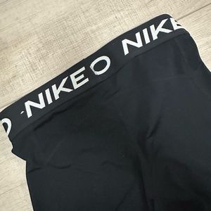Black Nike pro women’s leggings - size medium